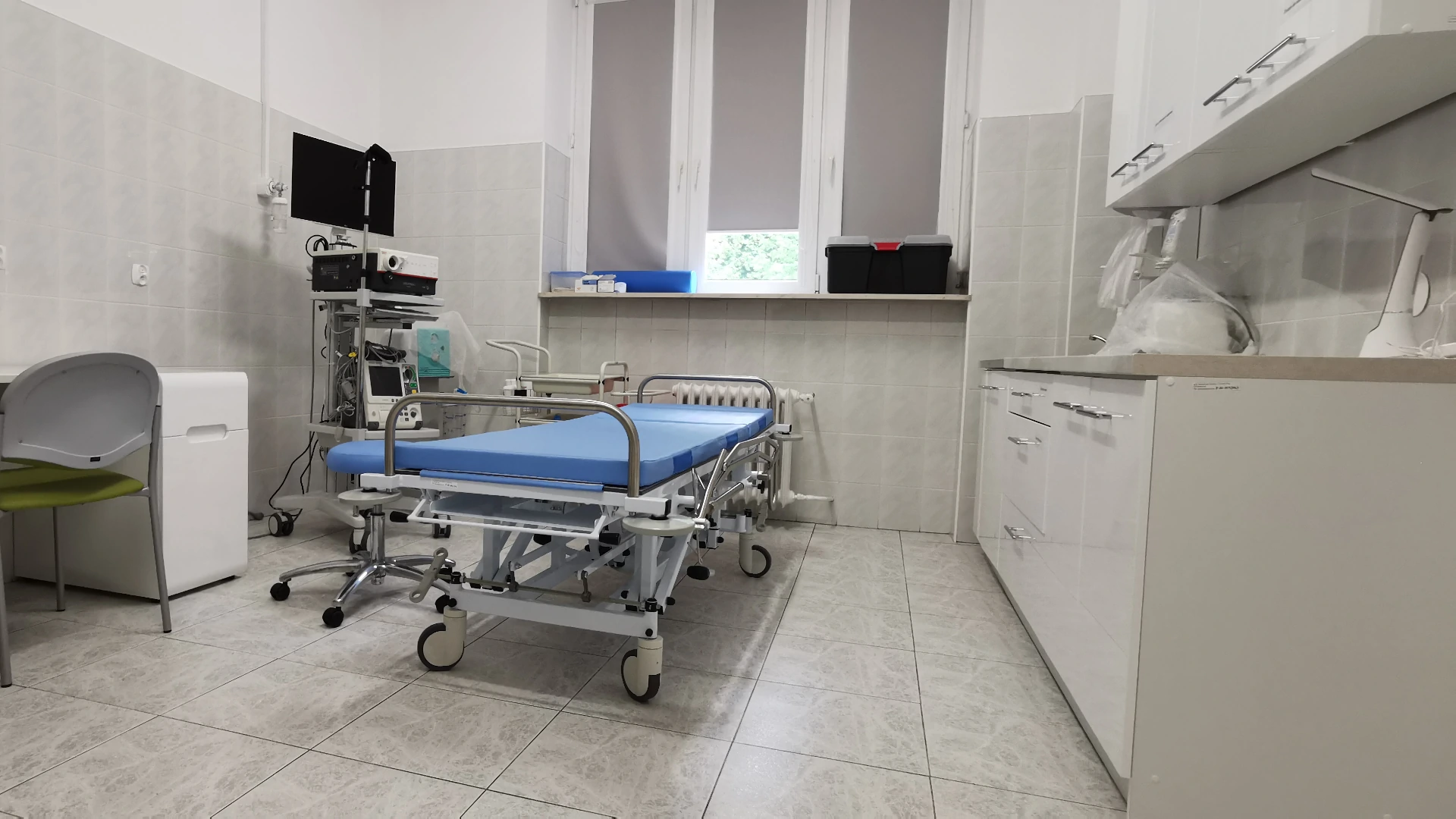 Samodzielne Publiczne Sanatorium Gruźlicy i Chorób Płuc w Poniatowej pracownia bronchoskopowa sprzęt fiberoskop monitor łóżko do badań
