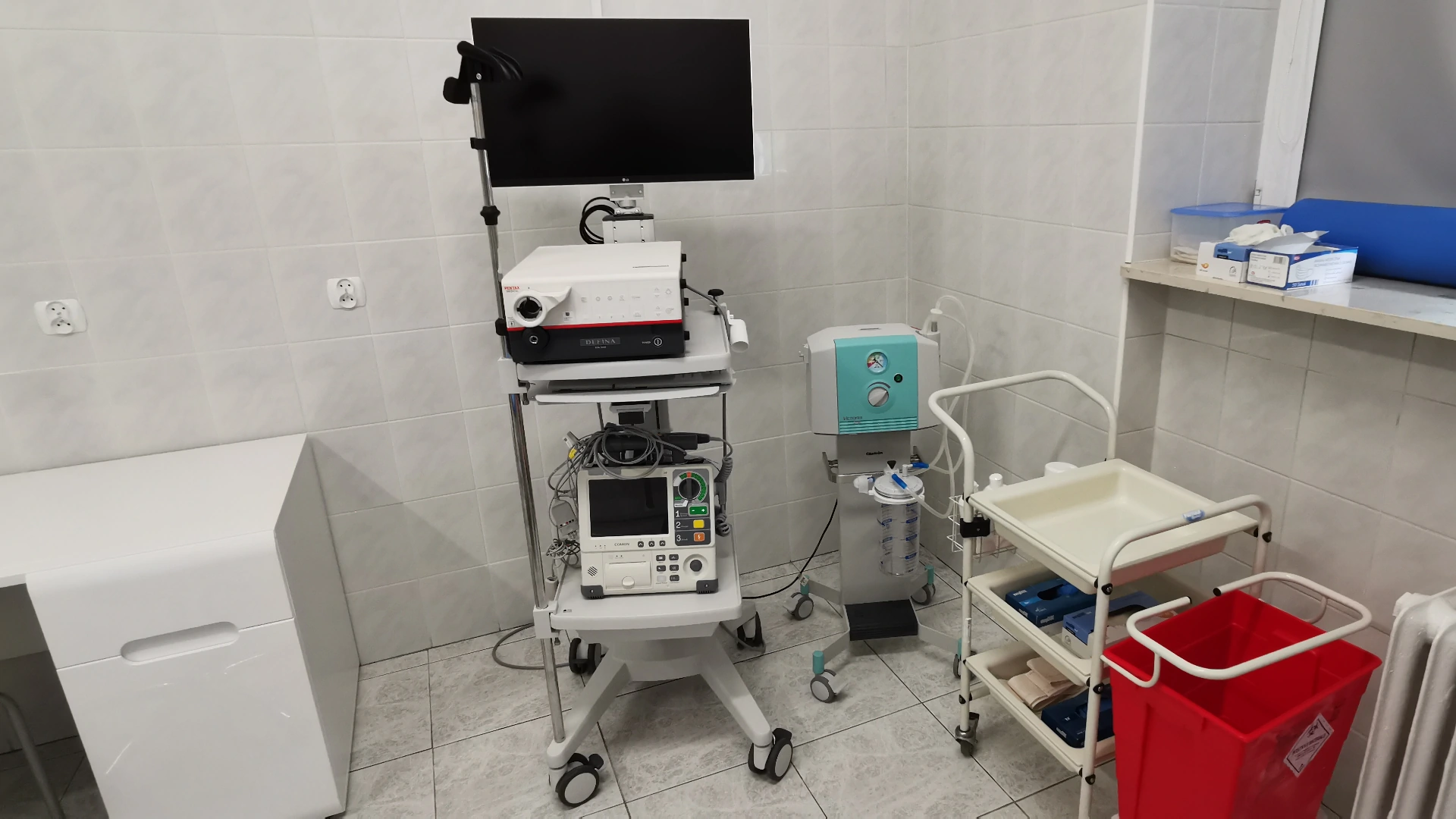 Samodzielne Publiczne Sanatorium Gruźlicy i Chorób Płuc w Poniatowej pracownia bronchoskopowa sprzęt fiberoskop monitor stolik