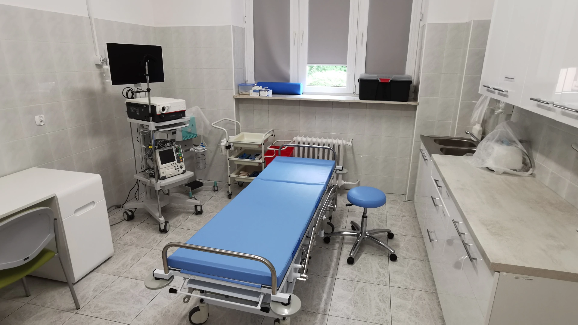 Samodzielne Publiczne Sanatorium Gruźlicy i Chorób Płuc w Poniatowej pracownia bronchoskopowa wnętrze sprzęt fiberoskop monitor